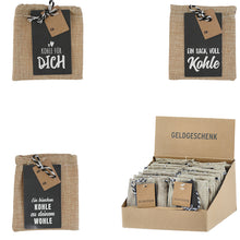 Laden Sie das Bild in den Galerie-Viewer, KAMACA 3er Set Geldgeschenkverpackung mit Sprüchen für Geldgeschenke kleine Geschenke Geschenkverpackung Geld Gutschein Geburtstag (3er Set Jutebeutel Kohle)