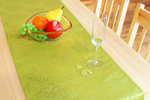 Laden Sie das Bild in den Galerie-Viewer, Tischläufer BLÜTEN Meer in lindgrün grün 40x140 cm Markenqualität mit Lotus Effekt FLECKSCHUTZ
