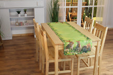 Laden Sie das Bild in den Galerie-Viewer, Tischläufer HASEN TRIO Frühling Ostern 40x140 cm Hasen Dekor Bunt Waschbar Küche Esstisch Tisch Dekoration
