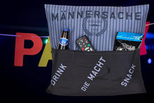 Laden Sie das Bild in den Galerie-Viewer, Dekokissen Männersache Kissen mit 3 Taschen zum selber Befüllen Größe 43x43 cm tolles Geschenk für einen gelungenen Sofaabend Filmabend
