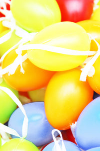 96 Bunte Ostereier Bunt 4cm aus Kunststoff mit Bändchen zum Aufhängen Hängedeko für Osterstrauß Kunststoffeier Osterdeko Deko zu Ostern Osterzeit