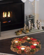 Laden Sie das Bild in den Galerie-Viewer, KAMACA Weihnachtskranz Dekokranz mit Deko wie Tannenzapfen Beeren und 4 Glas Kerzenhaltern Advent Weihnachten Deko Tisch (Adventskranz Adventszauber 26 x 26 x 7 cm)

