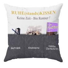 Laden Sie das Bild in den Galerie-Viewer, Originelles Dekokissen RUHESTANDSKISSEN Kissen mit 3 Taschen zum selber Befüllen Größe 43x43 cm tolles Geschenk für ein gelungen Sofaabend Filmabend Öko Tex
