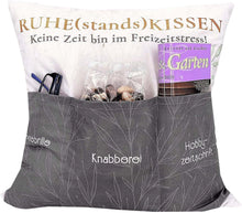 Laden Sie das Bild in den Galerie-Viewer, KAMACA Originelles Dekokissen Kissen mit 3 Taschen zum selbst Befüllen und Spruch Größe 43x43 cm tolles Geschenk für Anlässe wie Rente Ruhestand (Ruhestandskissen A)
