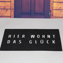 Laden Sie das Bild in den Galerie-Viewer, KAMACA Fußmatte Schmutzfangmatte mit Spruch Hier wohnt das Glück 40x60 cm rutschfest originelle Begrüßung an der Wohnungstür (Türmatte Glück 40x60)
