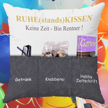 Laden Sie das Bild in den Galerie-Viewer, Originelles Dekokissen RUHESTANDSKISSEN Kissen mit 3 Taschen zum selber Befüllen Größe 43x43 cm tolles Geschenk für ein gelungen Sofaabend Filmabend Öko Tex
