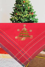 Laden Sie das Bild in den Galerie-Viewer, Tischdecke 85x85 cm WEIHNACHTSBAUM in rot kariert mit bezaubernder Stickerei in gold und grün - ein Eyecatcher in Herbst Winter Weihnachten
