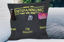 Laden Sie das Bild in den Galerie-Viewer, KAMACA Originelles Dekokissen Kissen mit 3 Taschen zum selbst Befüllen und Spruch Größe 43x43 cm tolles Geschenk für Anlässe wie z.B. Geburtstag (Möge die Entspannung mit dir sein A)
