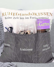 Laden Sie das Bild in den Galerie-Viewer, KAMACA Originelles Dekokissen Kissen mit 3 Taschen zum selbst Befüllen und Spruch Größe 43x43 cm tolles Geschenk für Anlässe wie Rente Ruhestand (Ruhestandskissen A)
