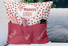 Laden Sie das Bild in den Galerie-Viewer, KAMACA Originelles Dekokissen Kissen mit 3 Taschen zum selbst Befüllen und Spruch Größe 43x43 cm tolles Geschenk für Anlässe wie z.B. Geburtstag (Frauenkissen A)
