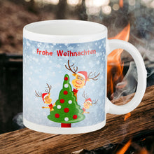 Laden Sie das Bild in den Galerie-Viewer, KAMACA Kaffeebecher Becher Tasse Weihnachtstasse für einen lieben Menschen tolles Geschenk Kollegen Büro Alltag Winter Weihnachten (Motiv : 3x Rentier Ole hinter Tanne)
