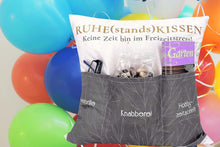 Laden Sie das Bild in den Galerie-Viewer, KAMACA Originelles Dekokissen Kissen mit 3 Taschen zum selbst Befüllen und Spruch Größe 43x43 cm tolles Geschenk für Anlässe wie Rente Ruhestand (Ruhestandskissen A)
