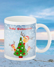 Laden Sie das Bild in den Galerie-Viewer, KAMACA Kaffeebecher Becher Tasse Weihnachtstasse für einen lieben Menschen tolles Geschenk Kollegen Büro Alltag Winter Weihnachten (Motiv : 3x Rentier Ole hinter Tanne)
