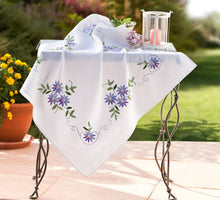 Laden Sie das Bild in den Galerie-Viewer, Stickpackung BLAUE MARGERITE Tischdecke 80x80 cm Plattstich Stielstich Nadelmalerei Baumwolle komplettes Stickset mit Stickvorlage
