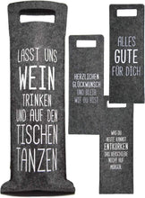 Laden Sie das Bild in den Galerie-Viewer, KAMACA 4er Set Flaschentaschen Geschenktüten für Wein aus Filz Weintasche mit lustigem Spruch Geschenkverpackung Wein Geschenktasche für Weinflaschen (4er Set Filz Sprüche)
