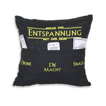 Laden Sie das Bild in den Galerie-Viewer, KAMACA Originelles Dekokissen Kissen mit 3 Taschen zum selbst Befüllen und Spruch Größe 43x43 cm tolles Geschenk für Anlässe wie z.B. Geburtstag (Möge die Entspannung mit dir sein A)
