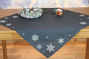 KAMACA Tischdecke Mitteldecke 85x85 cm mit filigraner Stickerei Küche Esstisch Tisch Dekoration Eyecatcher in Herbst Winter Weihnachten (Schneeflocken anthrazit)