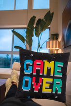 Laden Sie das Bild in den Galerie-Viewer, Flauschig gefülltes Wendekissen GAME OVER und POWER UP 40x40 cm mit Reißverschluss Kissen mit Füllung tolles Geschenk für Gamer
