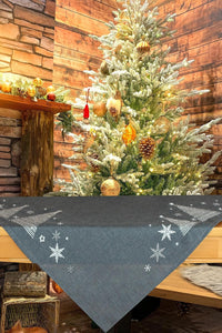 KAMACA Tischdecke Mitteldecke 85x85 cm mit filigraner Stickerei Küche Esstisch Tisch Dekoration Eyecatcher in Herbst Winter Weihnachten (Tannenbäume anthrazit)