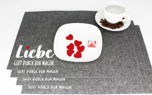 KAMACA 4er Set Tischsets Platzsets Platzmatten aus Filz Liebe abwaschbar & rutschfest Platzdeckchen grau Eyecatcher (4er Set Filz Liebe grau)