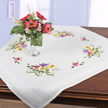 Laden Sie das Bild in den Galerie-Viewer, KAMACA Stickpackung Blumen Tischdecke Plattstich Stielstich vorgezeichnet komplettes Stickset mit Stickvorlage Stickerei-Kit zum Selbersticken (Stiefmütterchen MD 80x80 cm)
