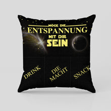 Laden Sie das Bild in den Galerie-Viewer, Originelles Dekokissen MÖGE DIE ENTSPANNUNG MIT DIR SEIN Kissen mit 3 Taschen zum selber Befüllen Größe 43x43 cm tolles Geschenk für ein gelungen Sofaabend Filmabend Öko Tex
