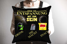 Laden Sie das Bild in den Galerie-Viewer, Originelles Dekokissen MÖGE DIE ENTSPANNUNG MIT DIR SEIN Kissen mit 3 Taschen zum selber Befüllen Größe 43x43 cm tolles Geschenk für ein gelungen Sofaabend Filmabend Öko Tex
