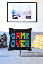 Laden Sie das Bild in den Galerie-Viewer, Flauschig gefülltes Wendekissen GAME OVER und POWER UP 40x40 cm mit Reißverschluss Kissen mit Füllung tolles Geschenk für Gamer
