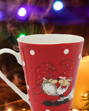 Laden Sie das Bild in den Galerie-Viewer, KAMACA Kaffeebecher Becher Tasse Weihnachtstasse für einen lieben Menschen tolles Geschenk Kollegen Büro Alltag Winter Weihnachten (Verliebte Wichtel)
