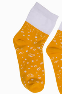 KAMACA 2er Set Paar Lustige Socken mit Baumwolle Geschenk Geburtstag Weihnachten Motiv Socken verpackt in einer passenden Bierdose ( 2 Paar Bier – Socken Größe 41-45)