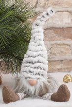 Laden Sie das Bild in den Galerie-Viewer, KAMACA Deko Plüsch Wichtel Weihnachtswichtel Kantenhocker aus Stoff ausgefallene Weihnachtsdeko oder zum Verschenken in Winter Weihnachten (Kantenhocker grau braun 35x8x8 cm)
