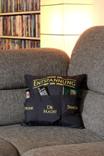 Laden Sie das Bild in den Galerie-Viewer, KAMACA Originelles Dekokissen Kissen mit 3 Taschen zum selbst Befüllen und Spruch Größe 43x43 cm tolles Geschenk für Anlässe wie z.B. Geburtstag (Möge die Entspannung mit dir sein A)
