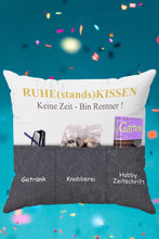 Laden Sie das Bild in den Galerie-Viewer, Originelles Dekokissen RUHESTANDSKISSEN Kissen mit 3 Taschen zum selber Befüllen Größe 43x43 cm tolles Geschenk für ein gelungen Sofaabend Filmabend Öko Tex
