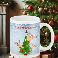 Laden Sie das Bild in den Galerie-Viewer, KAMACA Kaffeebecher Becher Tasse Weihnachtstasse für einen lieben Menschen tolles Geschenk Kollegen Büro Alltag Winter Weihnachten (Motiv : 3x Rentier Ole hinter Tanne)
