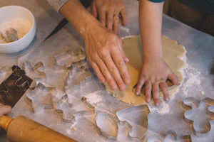 KAMACA 4er SET Weihnachtsteller Keksteller aus Metall Weihnachts- oder Nikolaus- Teller für Kekse, Gebäck, Stollen und Süßes (4er Set Gebäckteller Weihnachts-Muffel GRÜN)