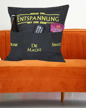 Laden Sie das Bild in den Galerie-Viewer, KAMACA Originelles Dekokissen Kissen mit 3 Taschen zum selbst Befüllen und Spruch Größe 43x43 cm tolles Geschenk für Anlässe wie z.B. Geburtstag (Möge die Entspannung mit dir sein A)
