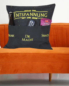 KAMACA Originelles Dekokissen Kissen mit 3 Taschen zum selbst Befüllen und Spruch Größe 43x43 cm tolles Geschenk für Anlässe wie z.B. Geburtstag (Möge die Entspannung mit dir sein A)