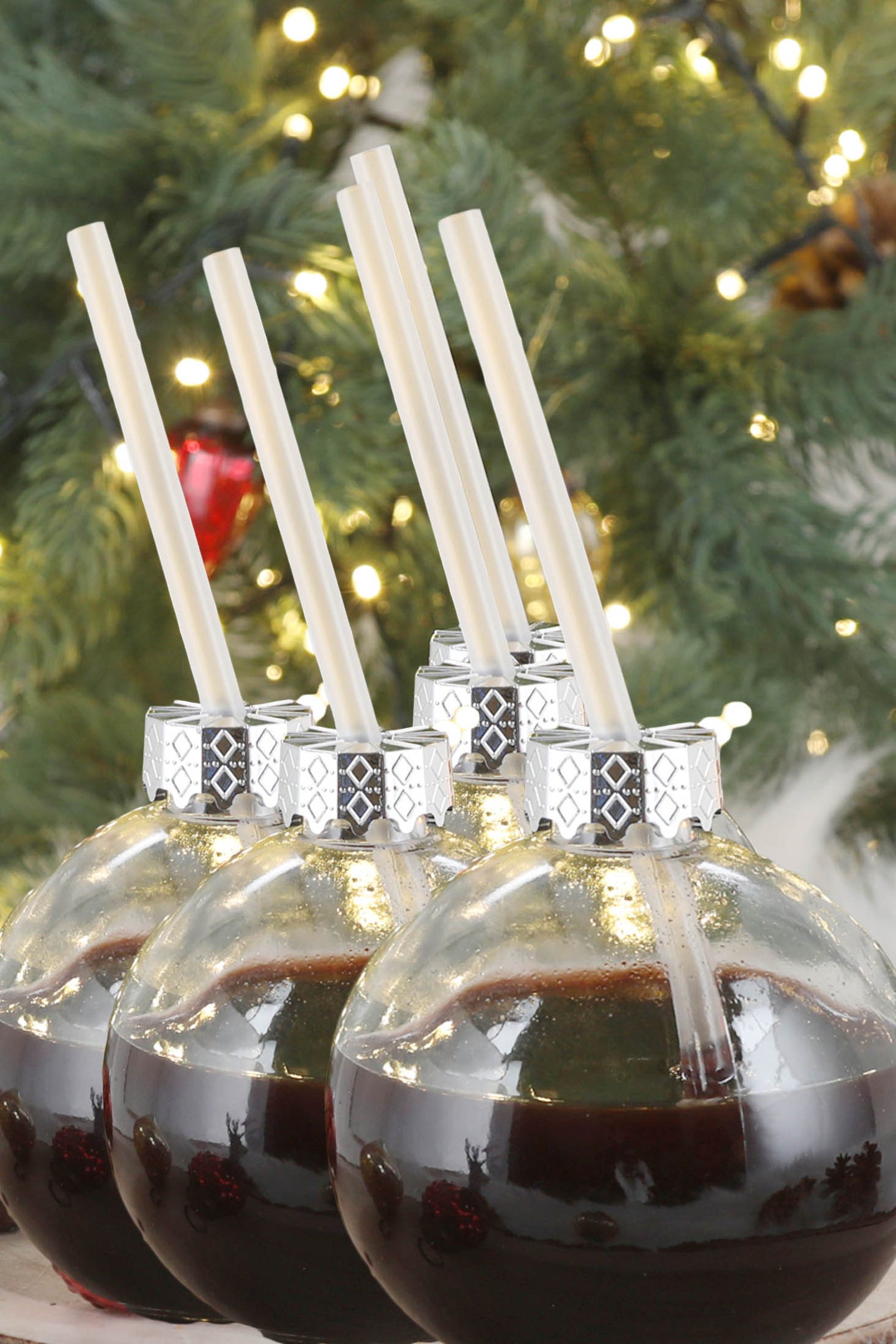 KAMACA 4er Set Trinkbecher als Christbaumkugel geformte Trinkgläser mit Schraubverschluss und Strohhalm Winter Weihnachten (4er Set Weihnachtskugel Trinkglas)