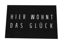 Laden Sie das Bild in den Galerie-Viewer, KAMACA Fußmatte Schmutzfangmatte mit Spruch Hier wohnt das Glück 40x60 cm rutschfest originelle Begrüßung an der Wohnungstür (Türmatte Glück 40x60)
