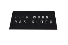 Laden Sie das Bild in den Galerie-Viewer, KAMACA Fußmatte Schmutzfangmatte mit Spruch Hier wohnt das Glück 40x60 cm rutschfest originelle Begrüßung an der Wohnungstür (Türmatte Glück 40x60)
