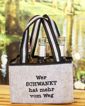 Laden Sie das Bild in den Galerie-Viewer, KAMACA Flaschentasche für 6 Bierflaschen Flaschenträger Flaschenkorb Flaschentasche aus Filz mit Getränkehalter aus Filz mit lustigem Spruch Geschenk Vatertag Party (Wer schwankt..)
