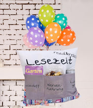 Laden Sie das Bild in den Galerie-Viewer, Originelles Dekokissen LESEKISSEN Kissen mit 3 Taschen zum selber Befüllen Größe 43x43 cm tolles Geschenk für ein gelungen Sofaabend Filmabend Öko Tex
