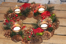 Laden Sie das Bild in den Galerie-Viewer, KAMACA Weihnachtskranz Dekokranz mit Deko wie Tannenzapfen Beeren und 4 Glas Kerzenhaltern Advent Weihnachten Deko Tisch (Adventskranz Adventszauber 26 x 26 x 7 cm)
