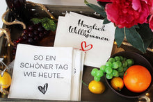 Laden Sie das Bild in den Galerie-Viewer, KAMACA 80 Servietten Papierservietten Spruch „Herzlich Willkommen&quot; und „So ein schöner Tag wie heute..&quot; stillvolle Tischdeko Feier Fest Weihnachten
