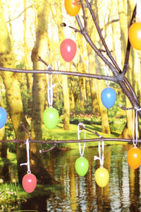 96 Bunte Ostereier Bunt 4cm aus Kunststoff mit Bändchen zum Aufhängen Hängedeko für Osterstrauß Kunststoffeier Osterdeko Deko zu Ostern Osterzeit
