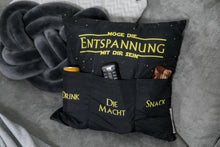 Laden Sie das Bild in den Galerie-Viewer, KAMACA Originelles Dekokissen Kissen mit 3 Taschen zum selbst Befüllen und Spruch Größe 43x43 cm tolles Geschenk für Anlässe wie z.B. Geburtstag (Möge die Entspannung mit dir sein A)
