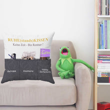 Laden Sie das Bild in den Galerie-Viewer, Originelles Dekokissen RUHESTANDSKISSEN Kissen mit 3 Taschen zum selber Befüllen Größe 43x43 cm tolles Geschenk für ein gelungen Sofaabend Filmabend Öko Tex
