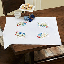 Laden Sie das Bild in den Galerie-Viewer, Stickpackung ALPENBLUMEN mit Enzian Edelweiss Tischdecke 80x80 cm Stielstich Plattstich vorgezeichnet Baumwolle komplettes Stickset mit Stickvorlage
