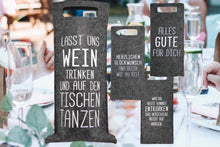 Laden Sie das Bild in den Galerie-Viewer, KAMACA 4er Set Flaschentaschen Geschenktüten für Wein aus Filz Weintasche mit lustigem Spruch Geschenkverpackung Wein Geschenktasche für Weinflaschen (4er Set Filz Sprüche)
