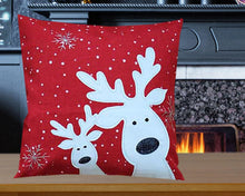 Laden Sie das Bild in den Galerie-Viewer, Kissenbezug 40x40 cm rot LUSTIGE ELCHE mit neugierigen Elchen und Schneeflocken filigrane Stickerei EYECATCHER Winter Weihnachten
